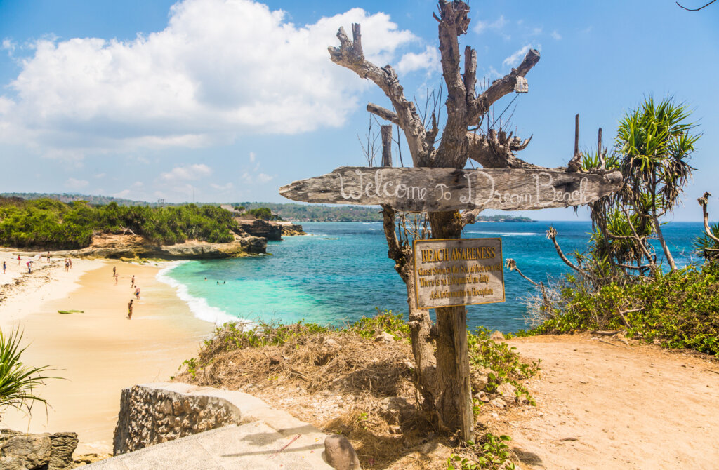 Dream Beach es una de las playas más bellas de las islas Nusa.