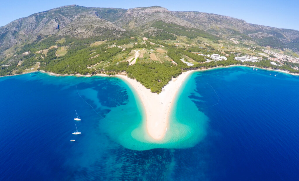 La playa Zlatni Rat se adentra en el mar como ninguna otra.