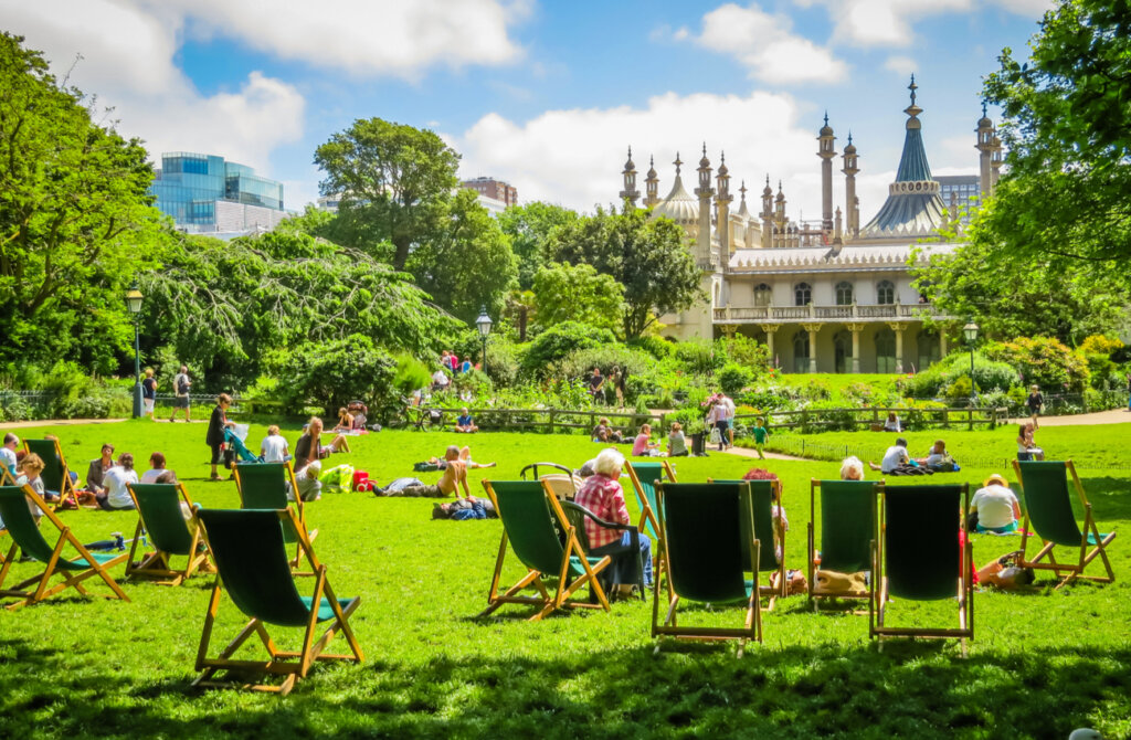 Gente descansa en un parque cercano al Royal Pavilion.