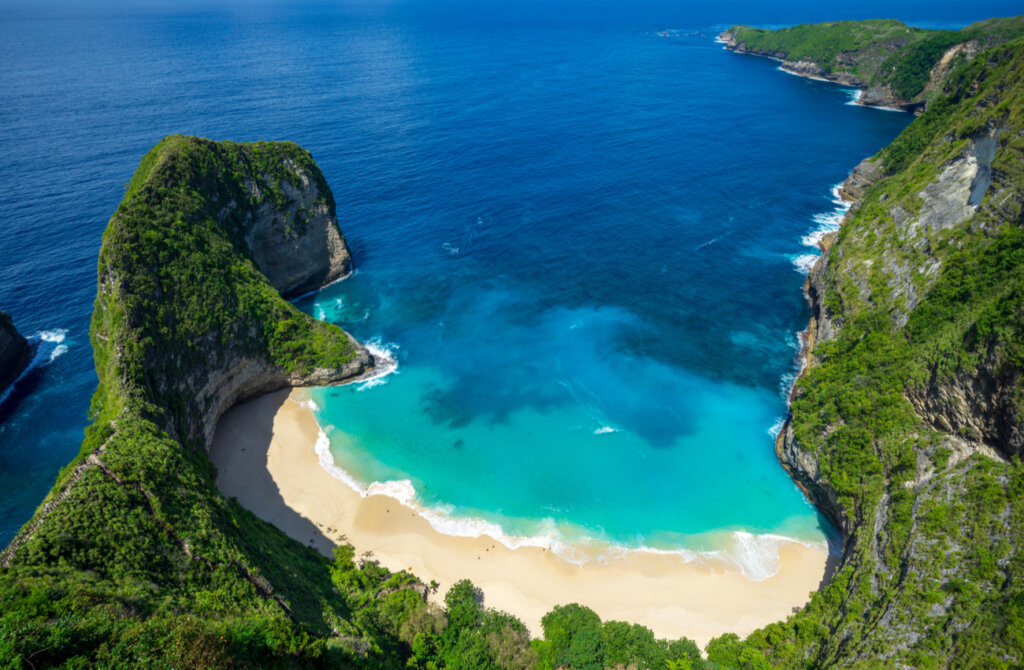 Impresionante vista de arriba de la playa Kelingking, en Bali.