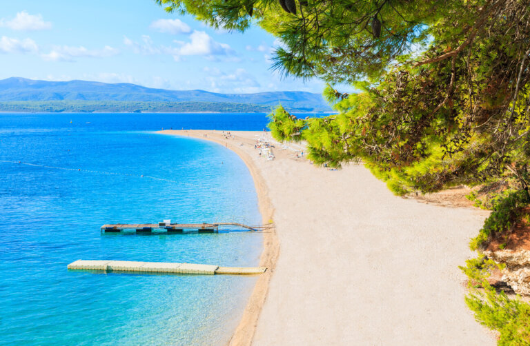El fenómeno natural de la playa Zlatni Rat en Croacia