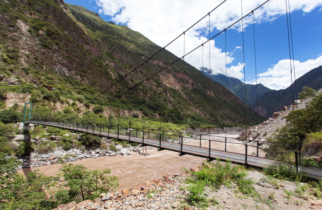 Puente cruzando sobre el río Apurimac.