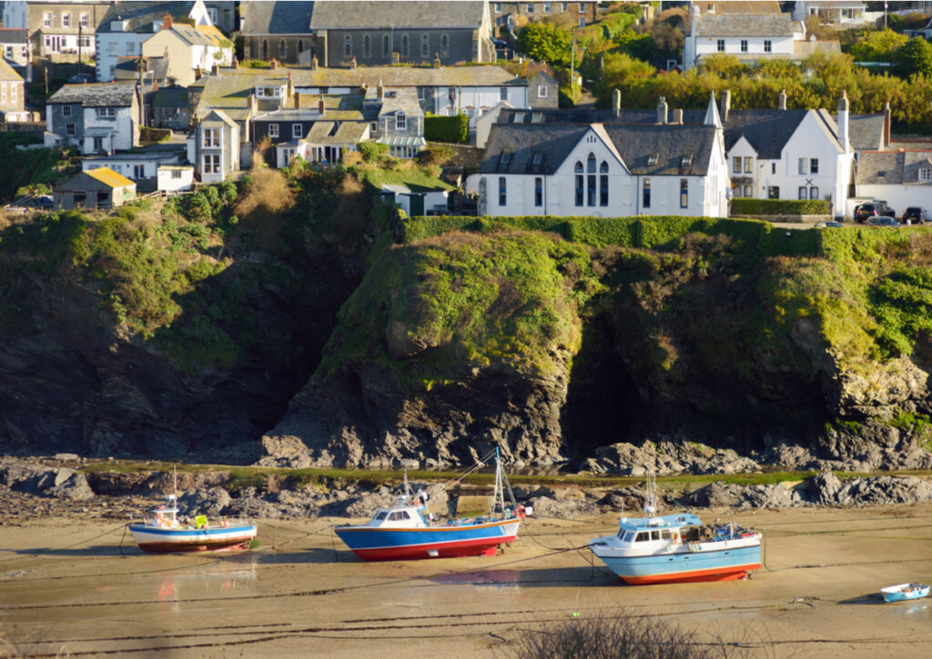 Embarcaciones ancladas en el puerto de Port Isaac durante una bajada del mar.