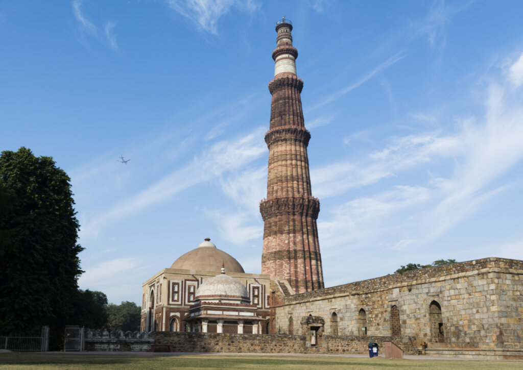 El Qutub Minar es el edificio más imponente del complejo Qutb.