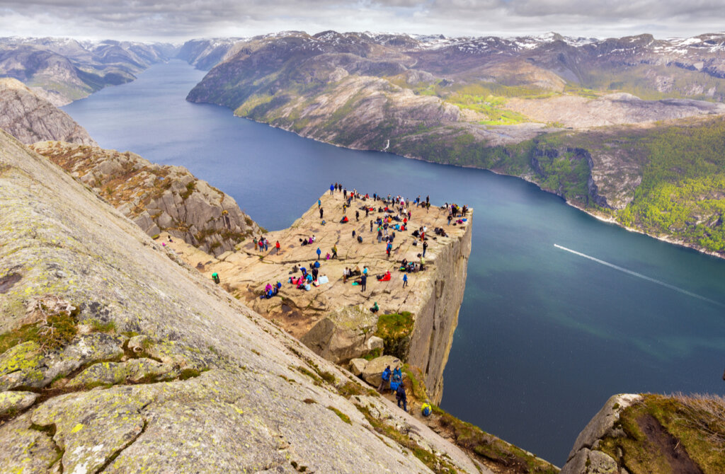 La roca Preikestolen es el mirador más alto del mundo.