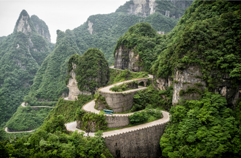 El camino de la fe, en el Parque Nacional Tianmen en China.