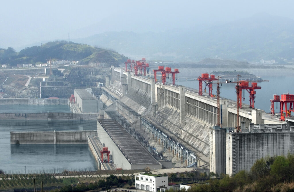 Vista lateral de la magnitud de la represa tres gargantas.