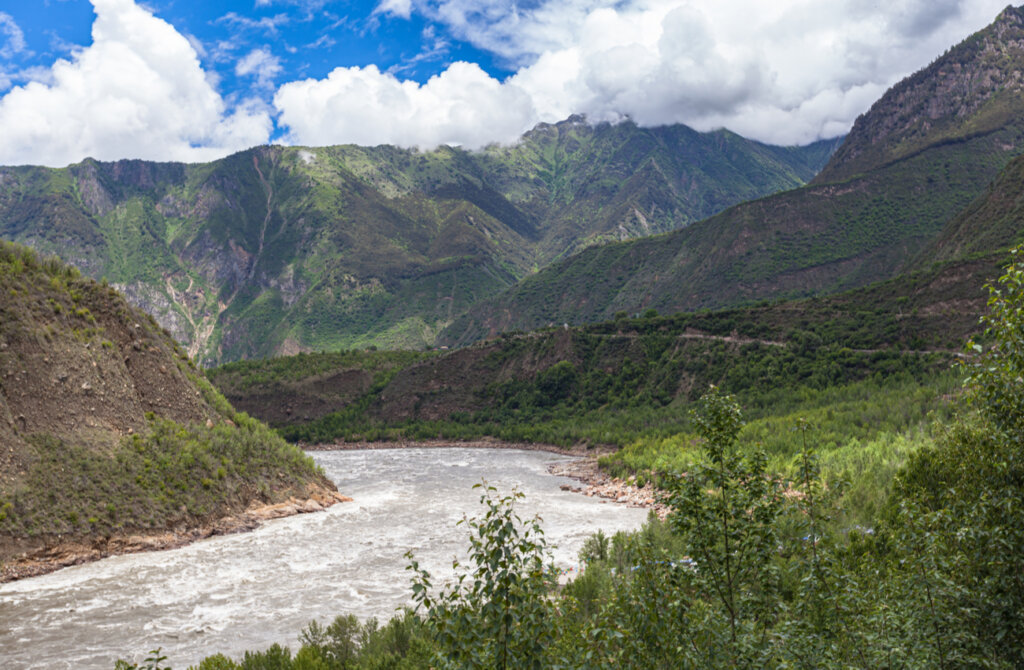 El río Yarlung Tsangpo también es uno de los lugares más altos del mundo.