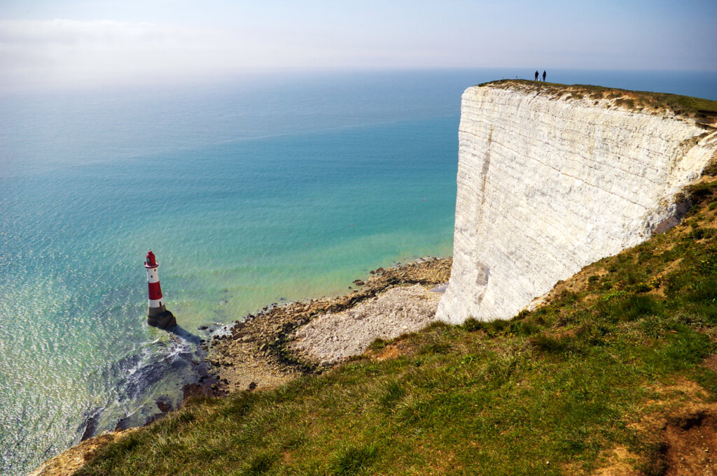 Los acantilados de Dover son un atractivo hermoso en la costa inglesa.