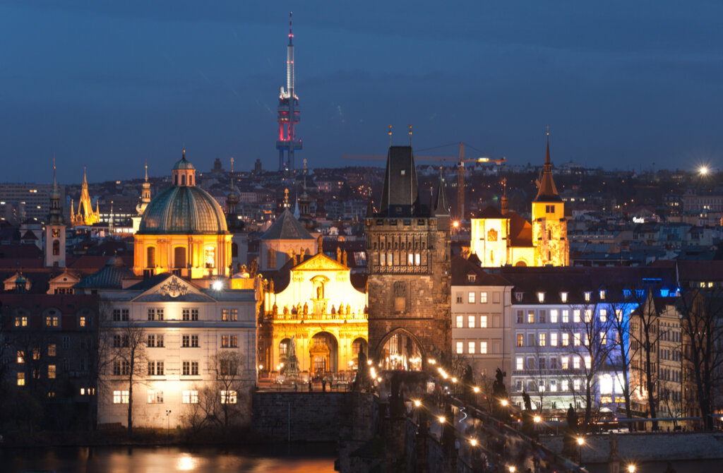 El barrio de Zizkov es uno de los atractivos en Praga de noche.
