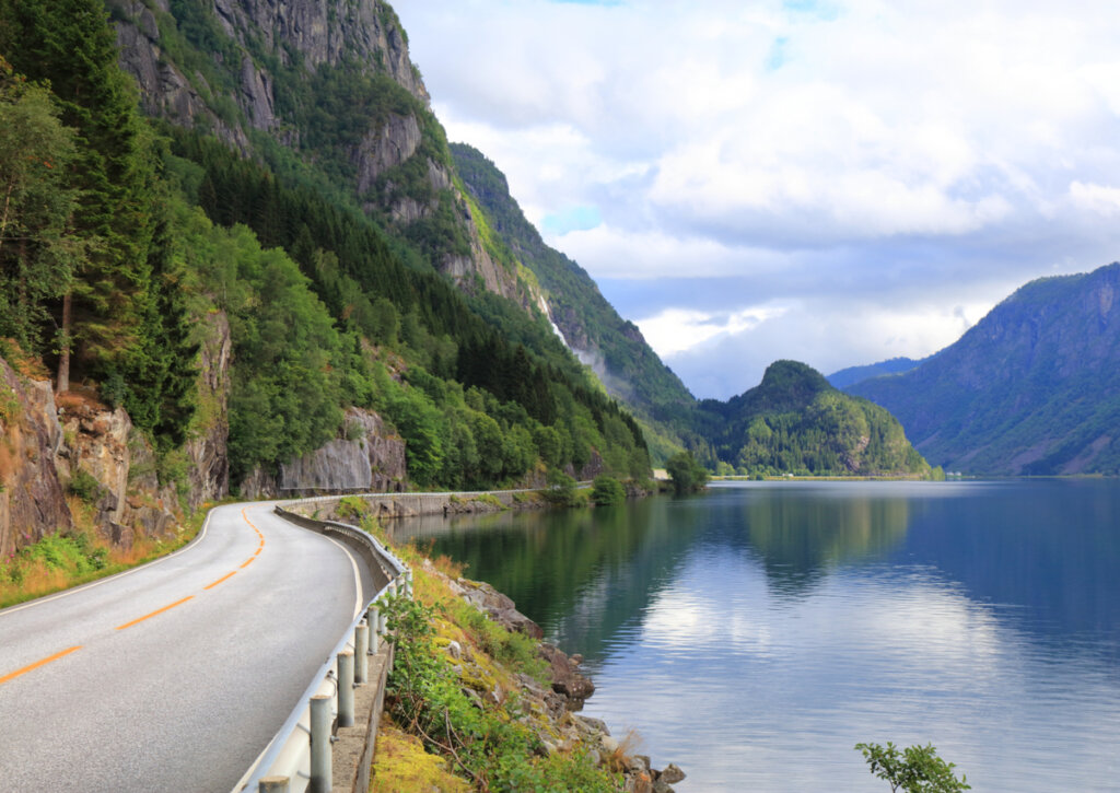 Carretera en camino a Odda, Noruega.