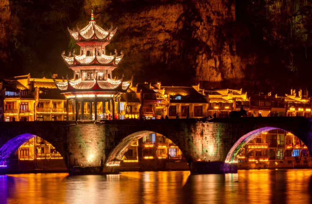 Paisaje del casco antiguo de China iluminado durante la noche.
