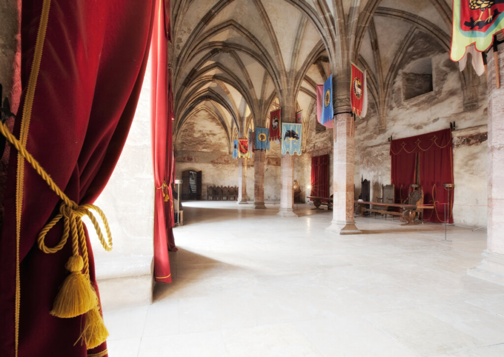 El Salón de Caballeros del Castillo de Corvino es realmente asombroso.