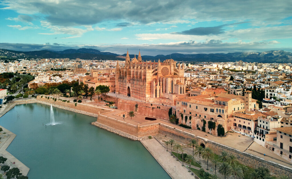 Una de las curiosidades de la Catedral de Mallorca es que solía poseer salida al mar.