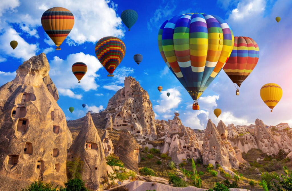 Los globos aerostáticos en Capadocia son un verdadero espectáculo digno de admirar.