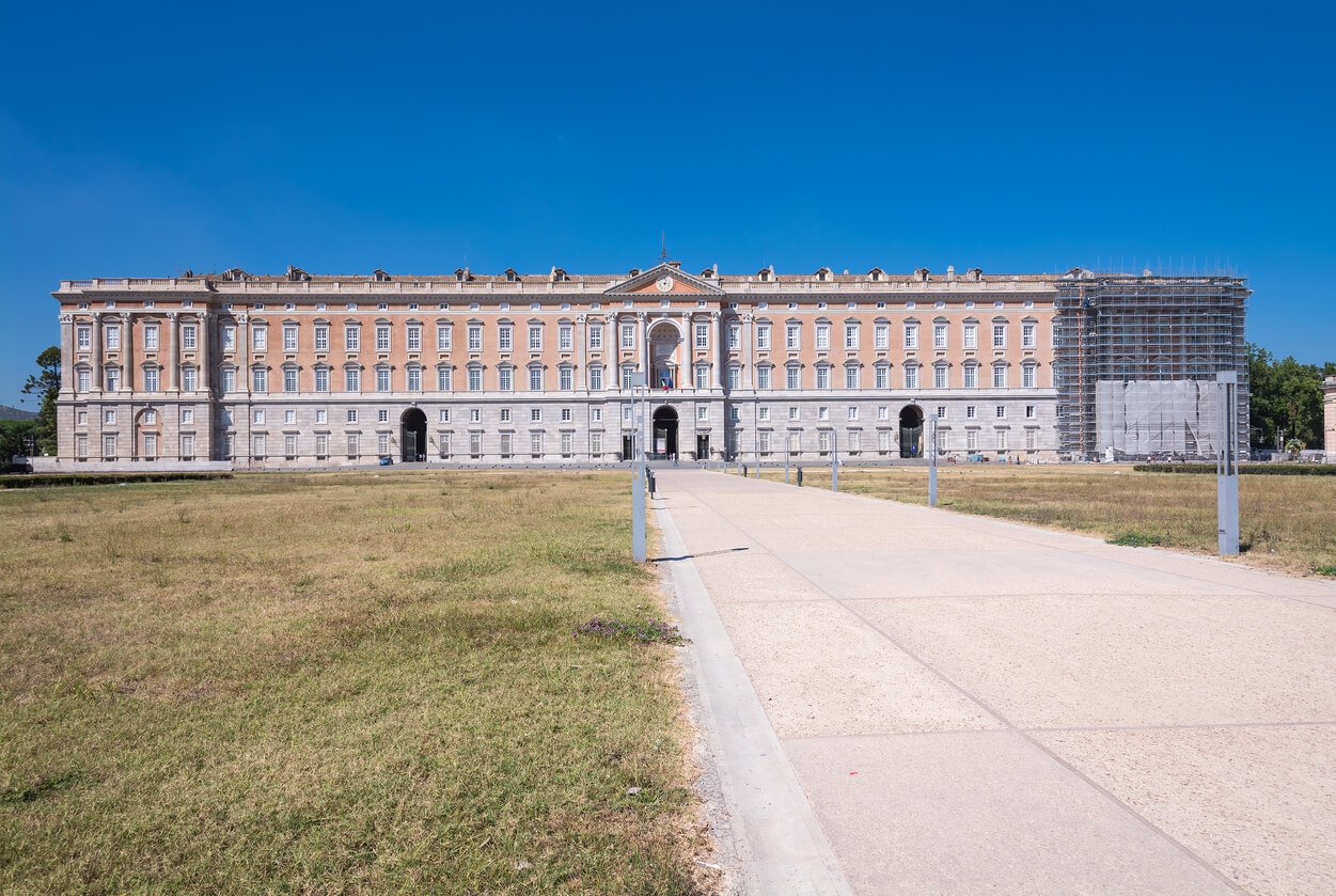 Palacio Real de Caserta en su vista frontal