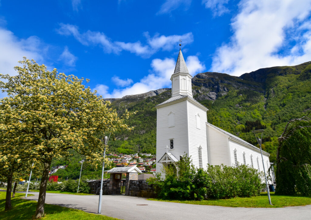 La iglesia de Odda en Noruega posee años de antigüedad.