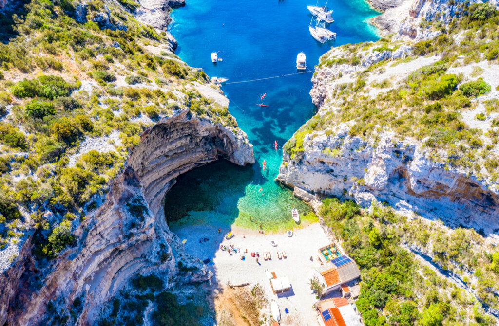 La bahía Stiniva es un lugar paradisíaco en la Isla Vis, en Croacia.