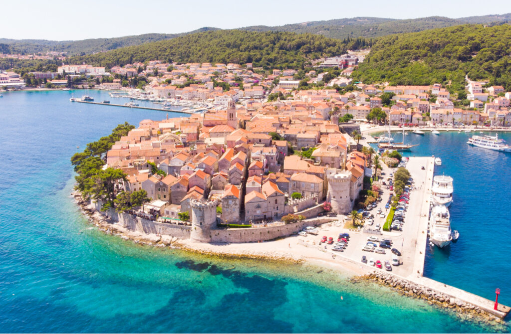 Korcula es una ciudad medieval con atractivos como la casa natal de Marco Polo.