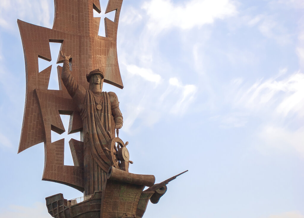 Aunque muy criticada, el Nacimiento del Nuevo Mundo es una de las estatuas más grandes del mundo.