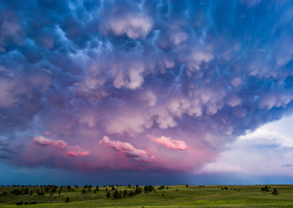 Las nubes mammatus reflejan la luz al atardecer.