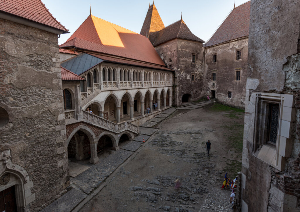 El patio interior es una de las zonas destacadas del Castillo de Corvino.