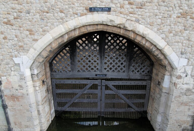 ¿Cuál es la historia de la puerta de los traidores en la torre de Londres?