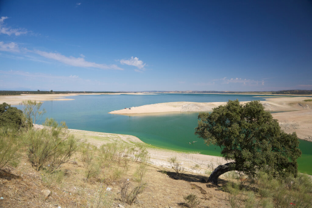La isla de Valdecañas, un oasis en la estepa extremeña