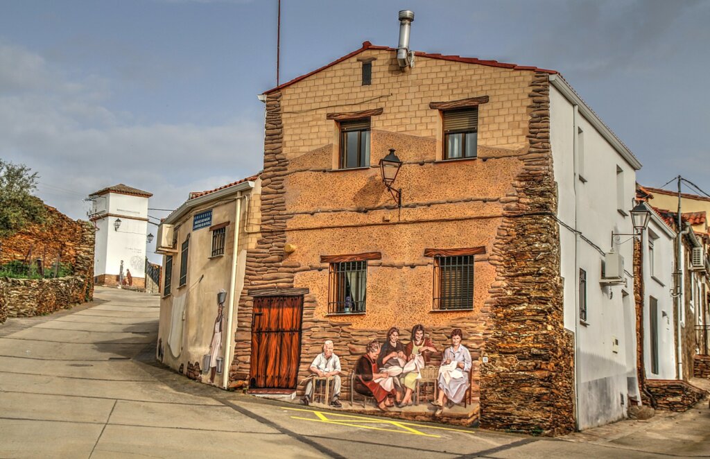 Los ancianos también tienen su lugar en las paredes de Romangordo.
