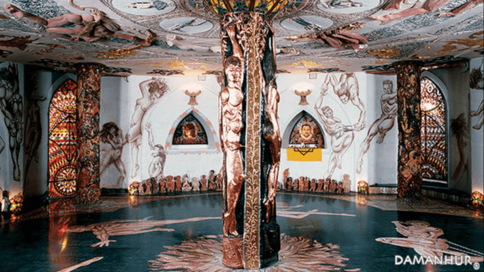 El bello interior de uno de los templos de Damanhur.