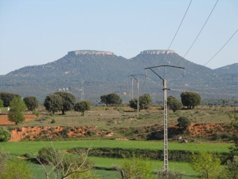 Paisaje rural con las Tetas de Viana de fondo.