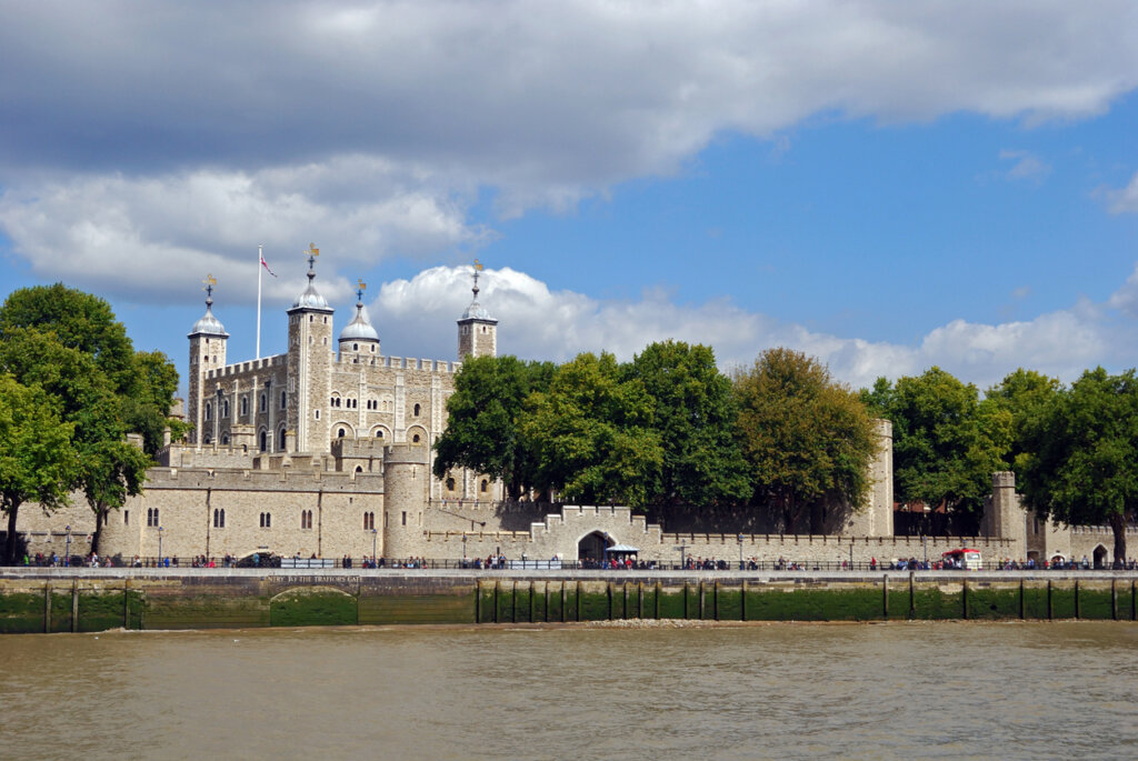 La puerta de los traidores se puede ver a lo lejos desde el río Támesis.