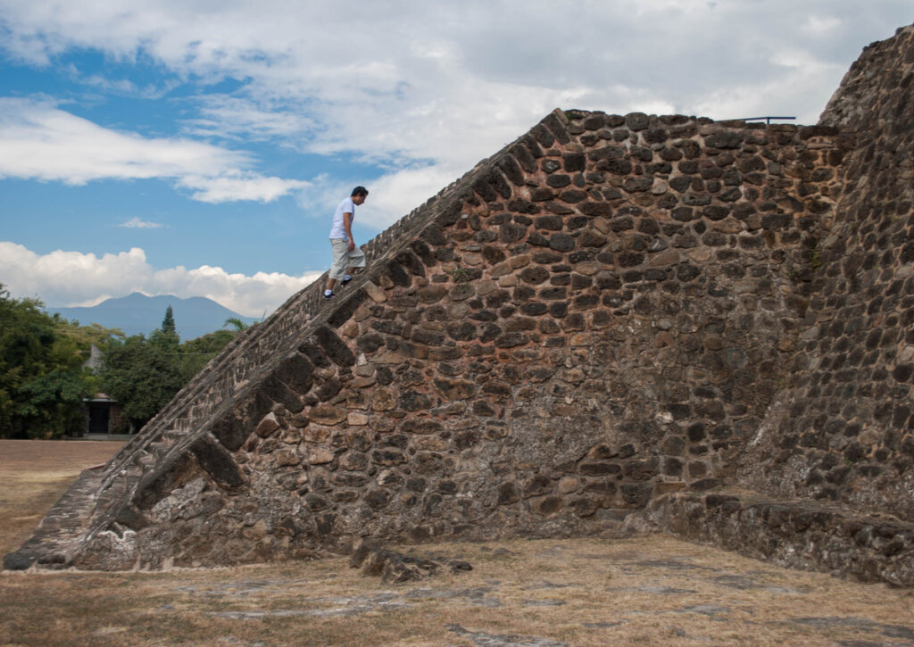 Turista visitando uno de los templos de Teopanzolco.