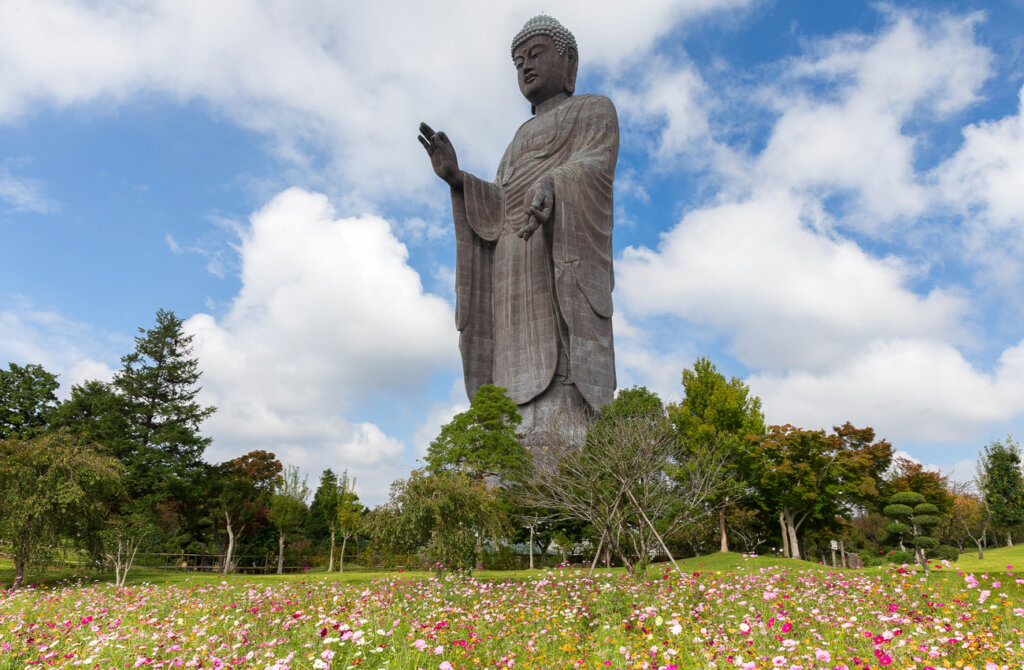 La estatua Ushiku Daibutsu se encuentra en Japón.