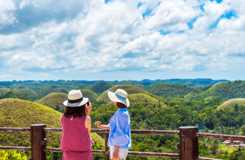 Es posible acceder a un mirador en la colinas de chocolate en Filipinas.