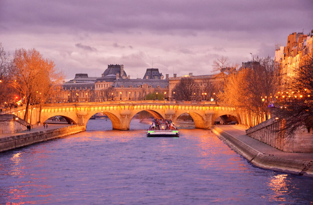 Los cruceros por el río Sena son una actividad para hacer en París de noche.