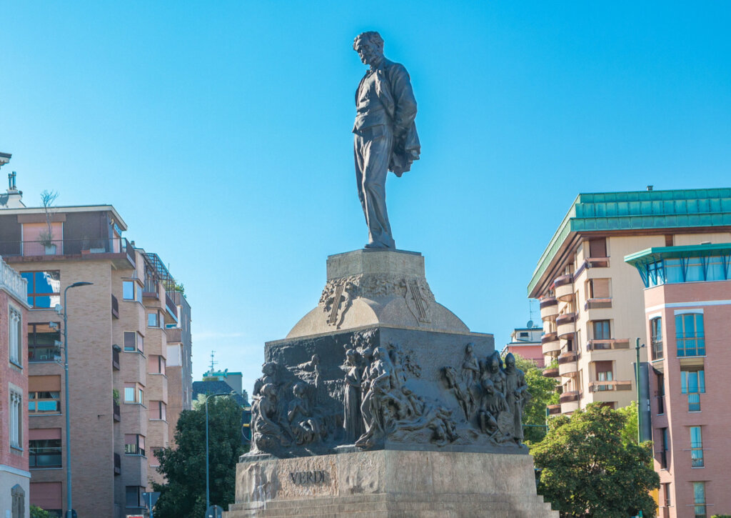 Estatua de Giuseppe Verdi en la ciudad de Milán.