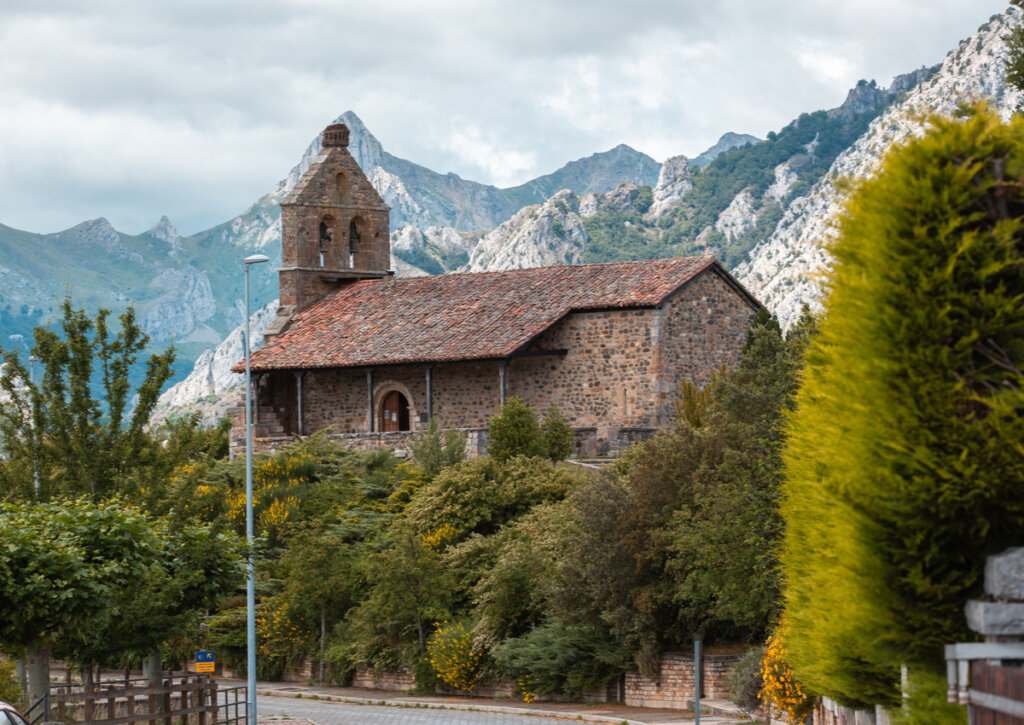 Una iglesia en el pueblo de montaña de Riaño, en España.