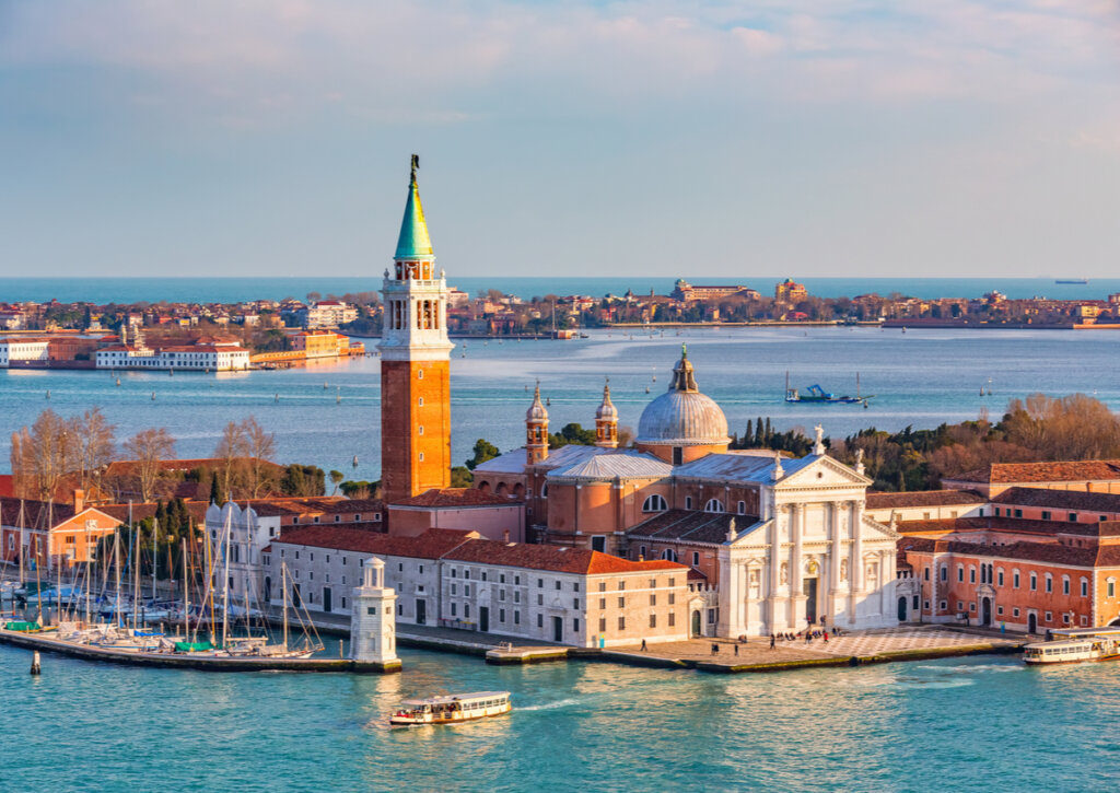 La iglesia es una postal característica de San Giorgio, en Venecia.