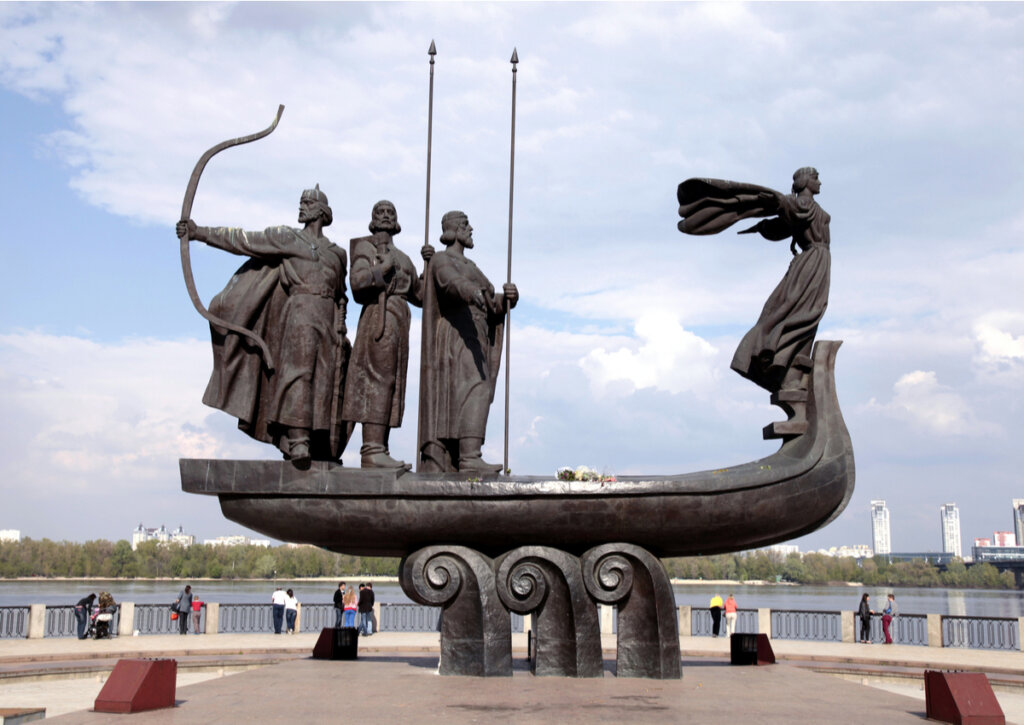 El Monumento a los Fundadores de Kiev honra a 4 hermanos.