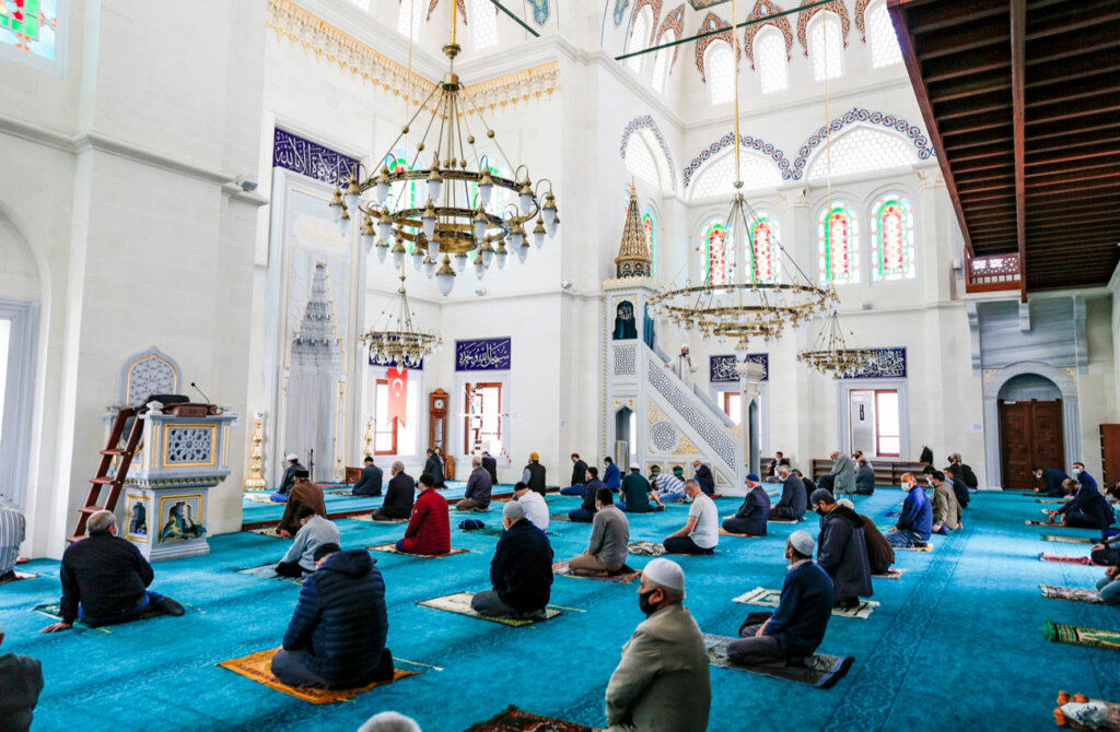 En el interior de una mezquita hay que cumplir ciertas normas de convivencia con los creyentes.