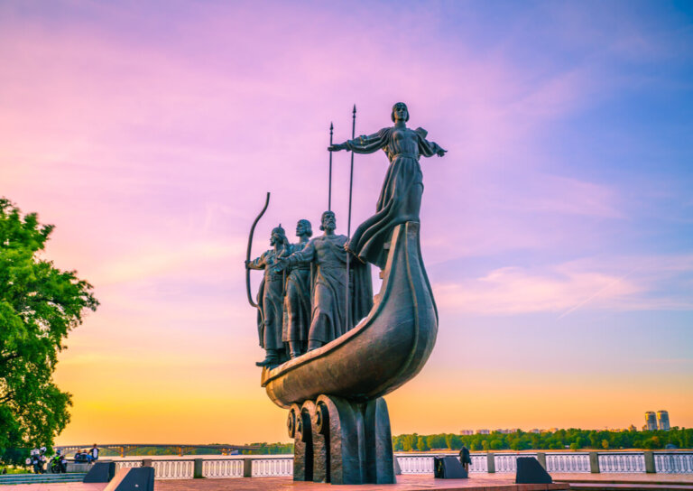 Historias del Monumento de los Fundadores de Kiev