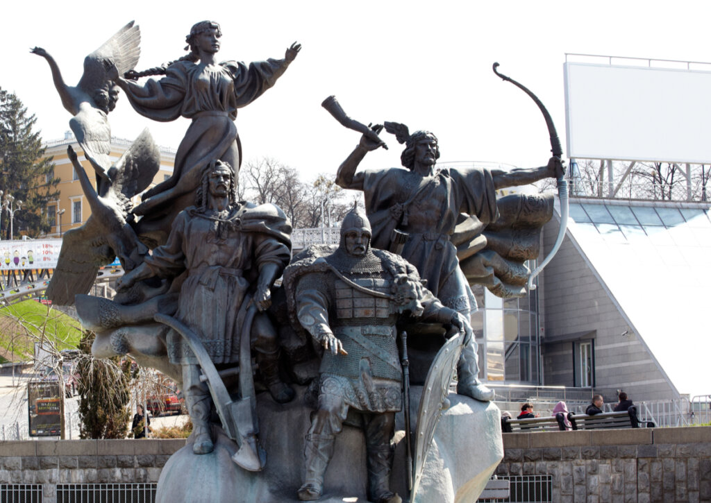 El Monumento a los Fundadores de Kiev se emplaza en un parque público.