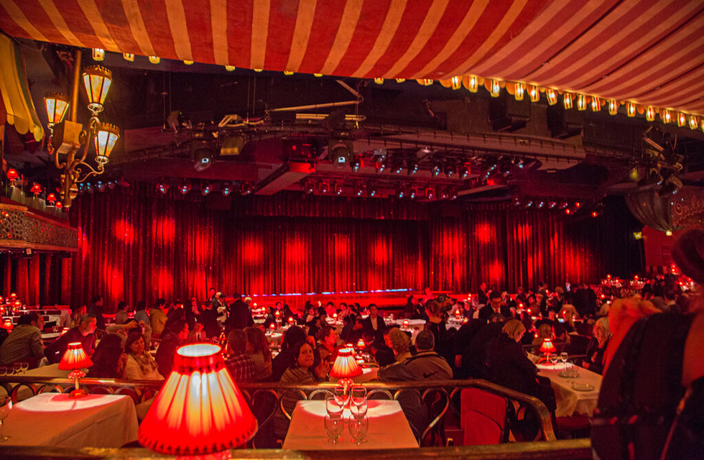 El interior del cabaret Moulin Rouge, en París.