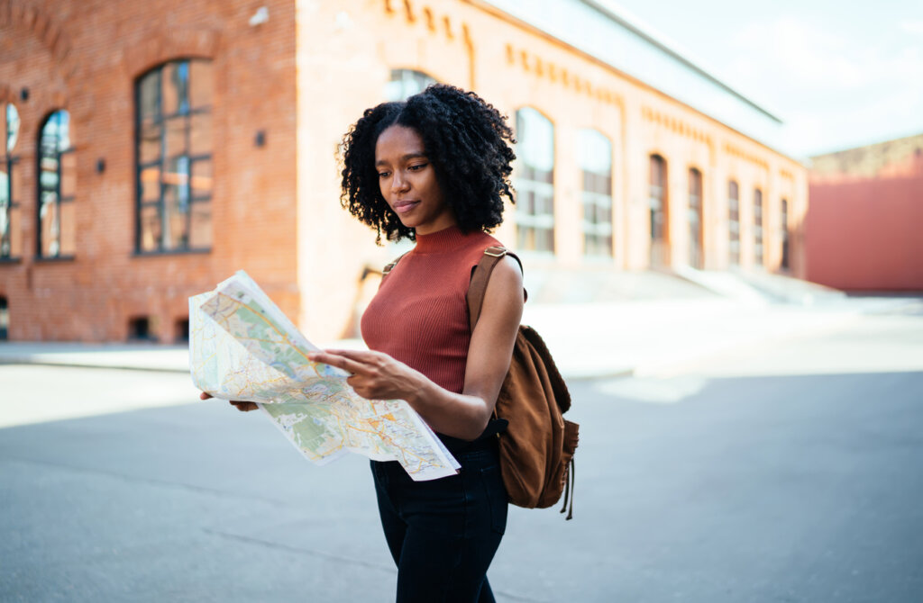 Mujer mirando el itinerario y mapa durante sus vacaciones.