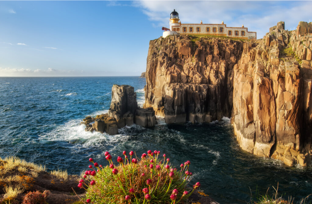 Este faro en la isla de Skye ofrece unas vistas espectaculares.