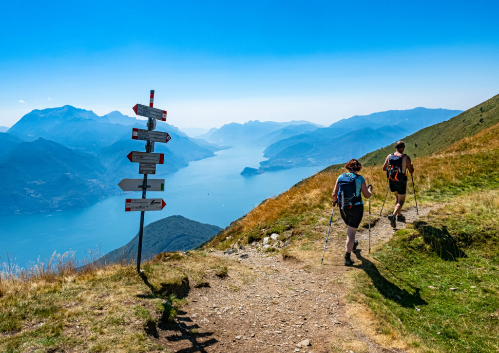 Turistas realizando senderismo en los Alpes Italianos, en la zona de Lombardía.