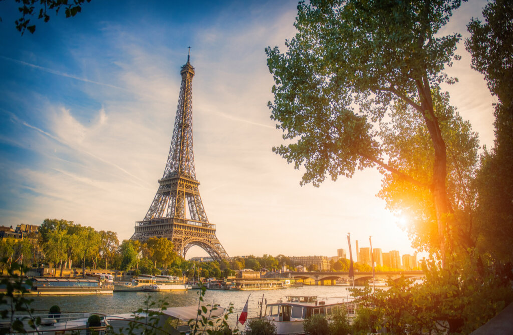 La Torre Eiffel es uno de los grandes atractivos en París de noche.