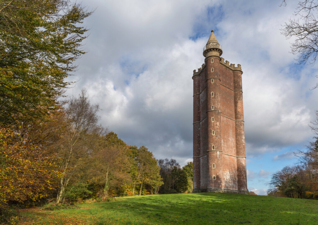 La Torre del Rey Alfredo es un monumento impresionante ubicado en Inglaterra.