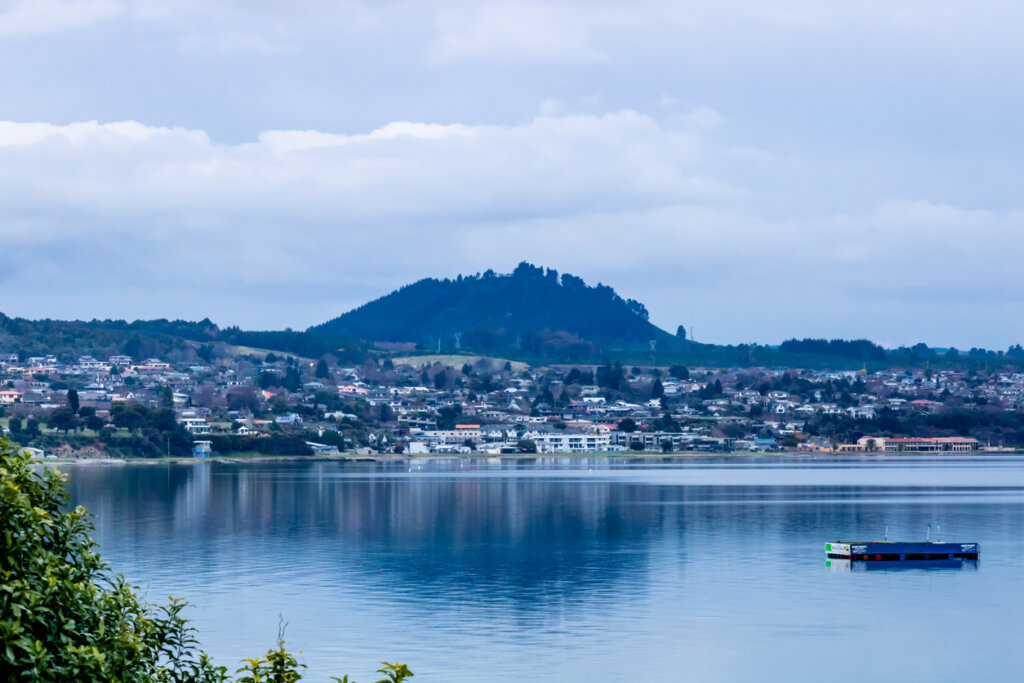El Lago Taupo constituye uno de los paisajes más impresionantes de Nueva Zelanda.